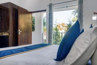 SuperDeluxe1BR.Golden Mango.2Kingbeds.By Homeyhuts Vacation rental in Uttarakhand