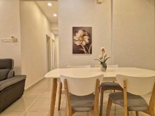 [Modern Lux - Walking Distance to Mt Austin] 6 Pax Apartment in Johor Bahru