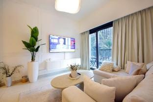 Modern 1BR in Downtown Near Burj Khalifa & Metro Vacation rental in Dubai