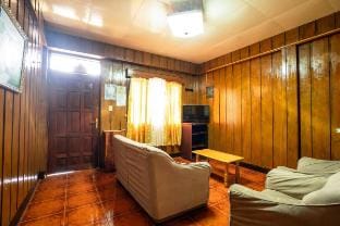 Angie Transient House “BA-EY” (max. 12 pax) Vacation rental in Baguio