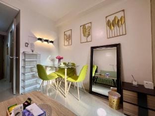Shore Cozy 1br Near SM MOA | Vacation rental in Pasay