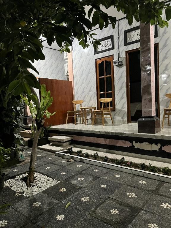 D nux House Hotel in Kuta