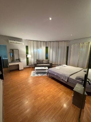 Chic Studio Near Airport & Top AttractionsSH-J5 Vacation rental in Jeddah