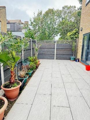 Modern 3 Bed Home in Stratford East London Parking Vacation rental in London