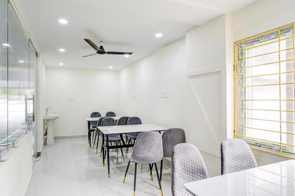 Super Townhouse Oak Kamineni Bus Stop Hotel in Hyderabad