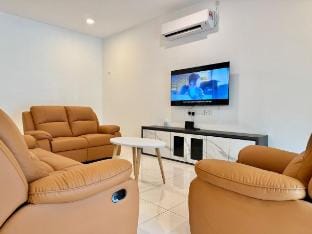 A Pleasant 4BR Home V - 5 mins to shops and mall Vacation rental in Kedah