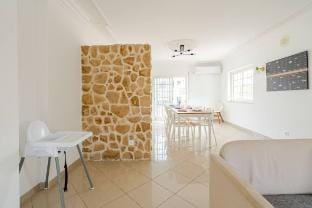Alvide guest House  Room 2  shared bathroom Villa in Cascais