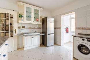 Room 1 With AC shared bathroom Villa in Cascais