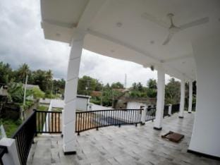 Sambo White House Vacation rental in Hikkaduwa