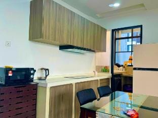 Luxury Five queen bed apartment sea&city Netflix Vacation rental in George Town