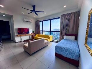 Luxury Five queen bed apartment sea&city Netflix Vacation rental in George Town