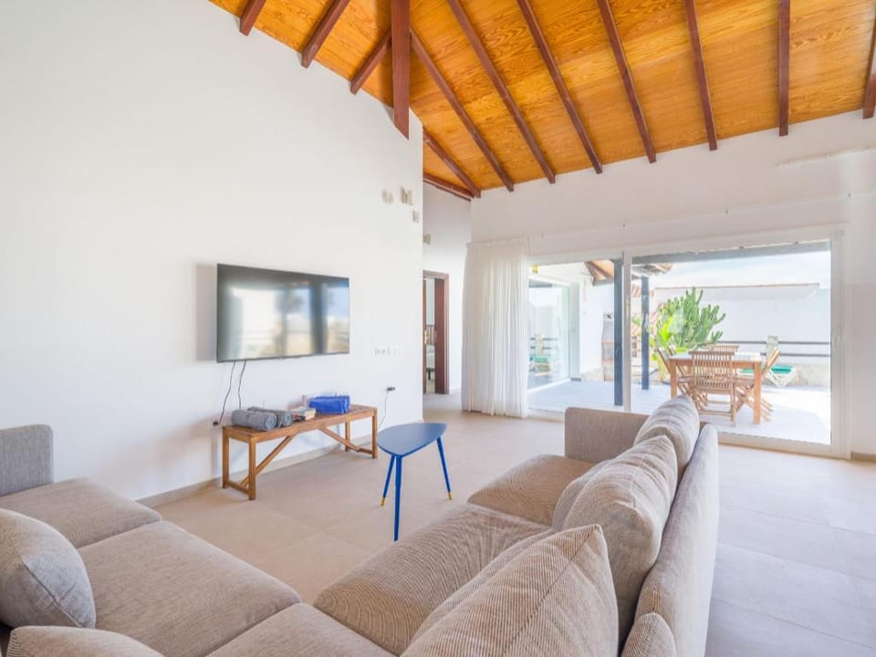 Villa Lobos with Private Swimming Pool - HomeForGuest Hotel in Castillo Caleta de Fuste