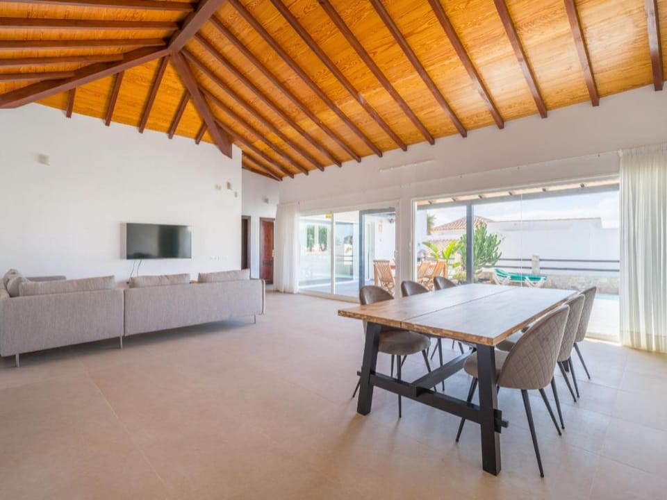 Villa Lobos with Private Swimming Pool - HomeForGuest Hotel in Castillo Caleta de Fuste