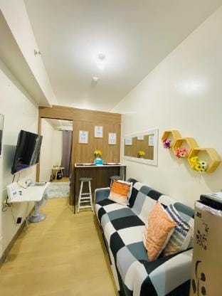 Benjamin's Crib Staycation-SM Bicutan 1-min. Walk Apartment in Paranaque