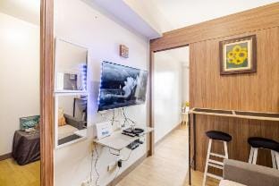 Benjamin's Crib Staycation-SM Bicutan 1-min. Walk Apartment in Paranaque