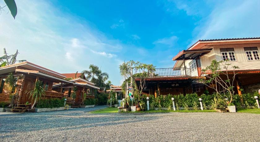 ครัวบ้านไม้สักโฮมสเตย์ เขาวงพระจันทร์ Resort in Laos