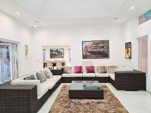 5BR luxury poolvilla with gym 15min-walking street Vacation rental in Pattaya City