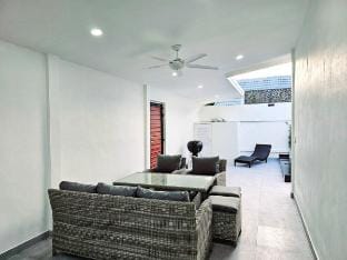 9 room private villa near beach Vacation rental in Pattaya City