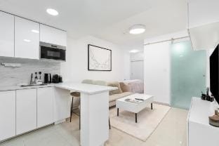 Stylish & Elegant Studio | Rooftop Pool & Jacuzzi Vacation rental in Dubai