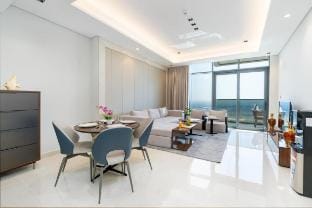 Elegant 1BR | Partial Burj Khalifa View | King Bed Vacation rental in Dubai