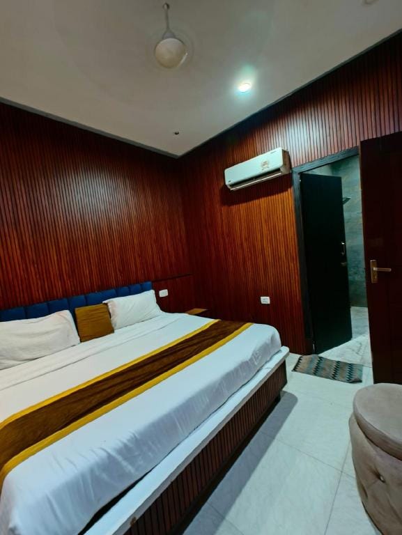 The royal hotel Hotel in Uttar Pradesh