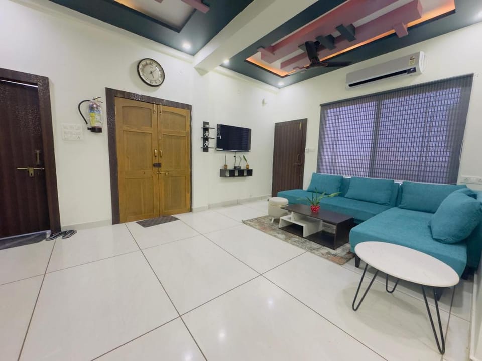 Home Escape 2BHK Casa Near Mahakal - City Centre Apartment in India