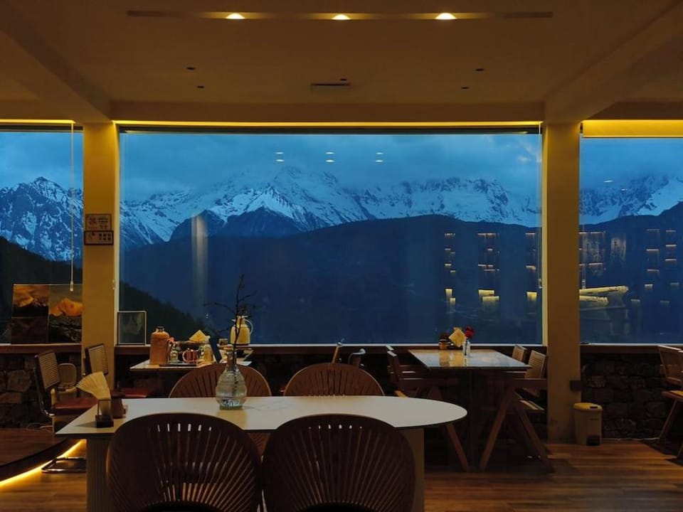 WAKE UP IN SNOW MOUNTAIN Hotel in China