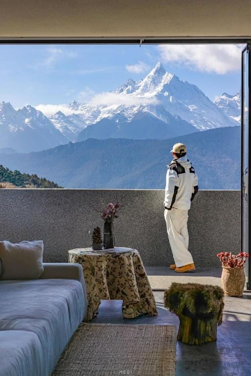 WAKE UP IN SNOW MOUNTAIN Hotel in China