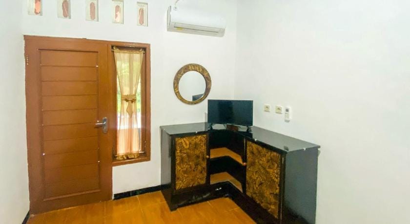 RedDoorz @ JP House Pantai Suwuk Kebumen Hotel in Indonesia