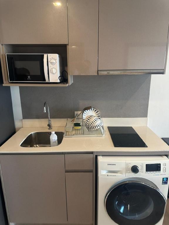 Luxury condo - BTS Punnawithi - Pool, Gym, Sauna Apartment in Bangkok