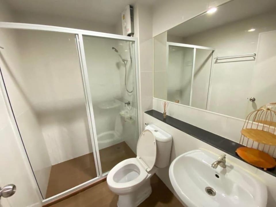 Modern Condo - BTS Bang Chak - Pool, Gym, Wi-Fi Apartment in Bangkok