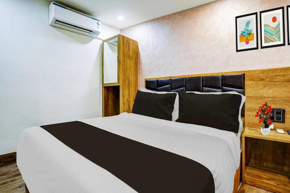 Hotel O Santacruz Railway Junction Formerly Kharsubway Hotel in Mumbai