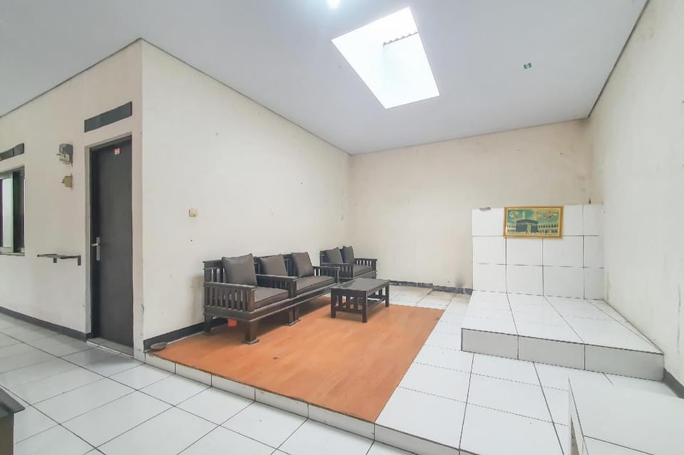 RedDoorz Syariah near Universitas Muhammadiyah Cirebon Hotel in West Java