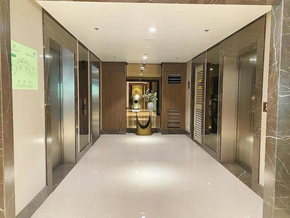 Bright Unit with Balcony near Okada & Airport-6C Apartment in Pasay