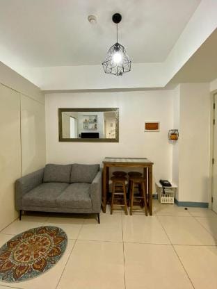 Pearl @ South Residences 2BR Vacation rental in Las Pinas
