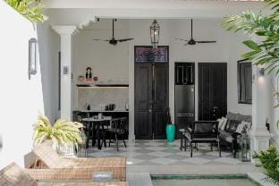 Villa Martini: 1BR Beachside Escape in Berawa. Vacation rental in North Kuta