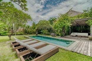 Villa Tika: 5 Bedroom Villa In Berawa, Bali. Vacation rental in North Kuta