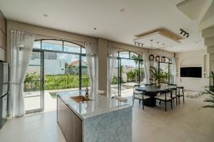 Le Mansion Villa: 4 BR brand new villa in Seseh Vacation rental in Kediri