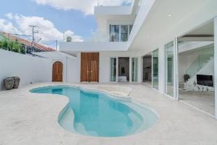 Casa Auma: Stunning 4 Bedroom Villa in Canggu Villa in North Kuta