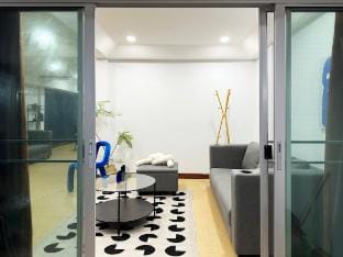Ekkamai Station/Private 6 bedroom/50m Bigc Vacation rental in Bangkok