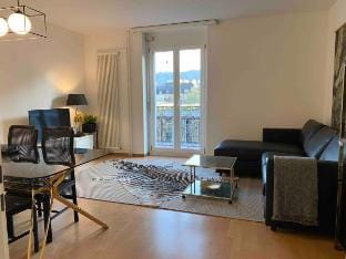 Apt 4B: RARE FIND - Spacious 2-BR Downtown Apt Apartment in Zurich City
