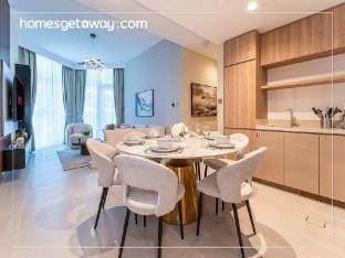 Luxury 2BR with Stunning Lake View in Business Bay Vacation rental in Dubai