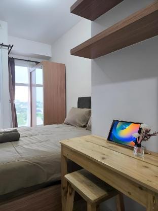 Cozy Apt with Mini Kitchen,Wifi,Pool and Gym by LS Apartment in West Java