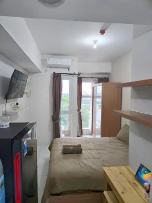 Cozy Apt with Mini Kitchen,Wifi,Pool and Gym by LS Apartment in West Java