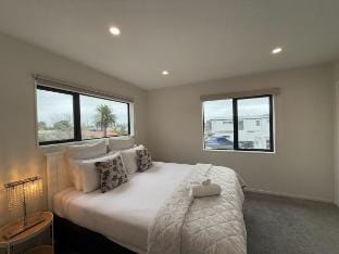 SkyStars Brand New Skyline Haven Vacation rental in Auckland
