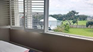 Three Mins to Beach Garden view 4- bedroom Villa Vacation rental in Auckland