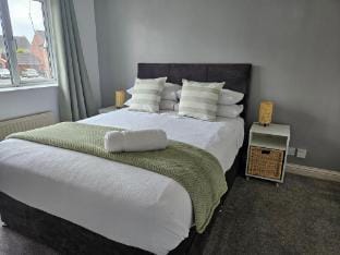 Binley Home for Contractors, Families, Relocators Vacation rental in Coventry