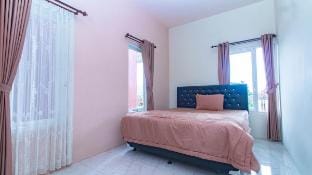 Villa Triplet 1 with Private Pool and Rooftop Vacation rental in Batu
