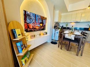 Venice Staycation  + Balcony View + Netflix + Pool Vacation rental in Makati