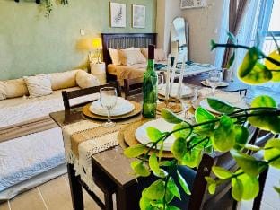 Venice Staycation  + Balcony View + Netflix + Pool Vacation rental in Makati